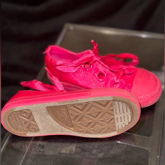 Bold Pink Low-Top Sneakers with Lace-Up Design - Picture 2 of 10